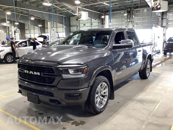 2019 Ram 1500 Laramie Crew Cab Short Bed - miniatura 2