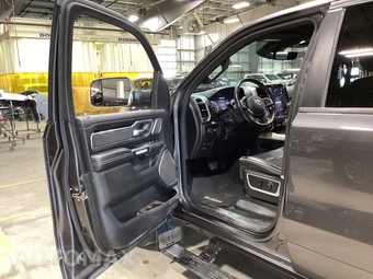 2019 Ram 1500 Laramie Crew Cab Short Bed - miniatura 9