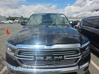 2019 Ram 1500 Laramie Crew Cab Short Bed - miniatura 2