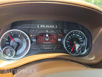 2019 Ram 3500 Laramie Crew Cab Long Bed DRW - miniatura 9