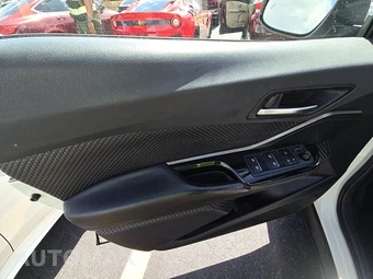2019 Toyota C-HR XLE – miniatura 9