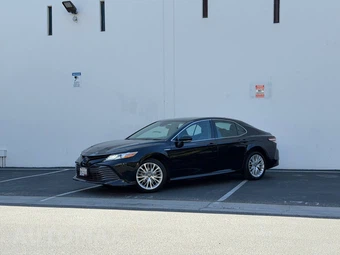 2019 Toyota Camry Hybrid XLE - miniatura 2