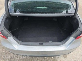 2019 Toyota Camry LE - miniatura 11