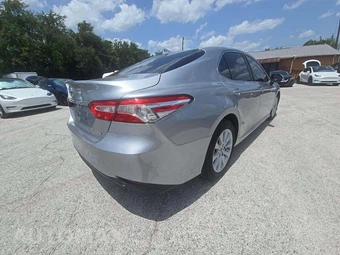 2019 Toyota Camry LE - miniatura 3