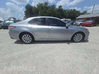 2019 Toyota Camry LE - miniatura 4