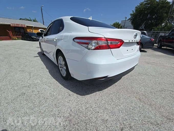 2019 Toyota Camry LE - miniatura 2