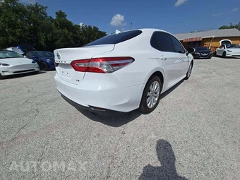 2019 Toyota Camry LE - miniatura 3