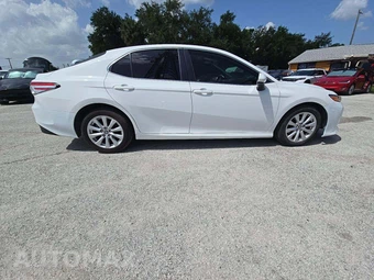 2019 Toyota Camry LE - miniatura 4