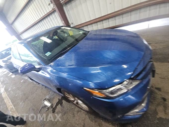 2019 Toyota Camry LE - miniatura 3