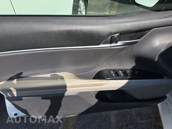2019 Toyota Camry LE - miniatura 9