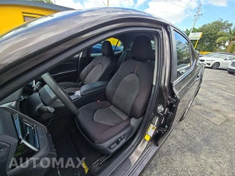 2019 Toyota Camry LE - miniatura 3