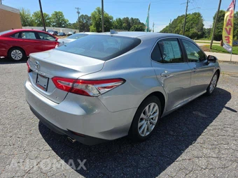 2019 Toyota Camry LE - miniatura 3