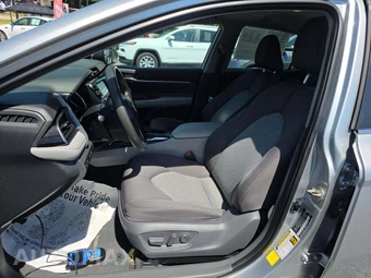 2019 Toyota Camry LE - miniatura 6