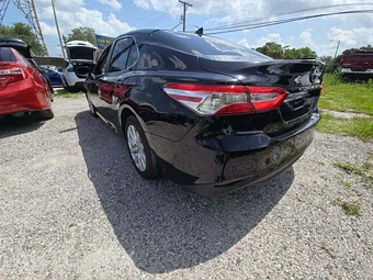 2019 Toyota Camry LE - miniatura 2