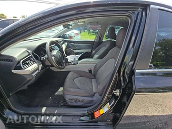 2019 Toyota Camry LE - miniatura 6
