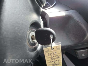 2019 Toyota Camry LE - miniatura 8