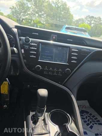 2019 Toyota Camry LE - miniatura 7