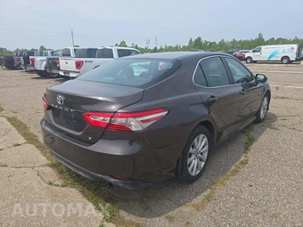 2019 Toyota Camry LE - miniatura 3