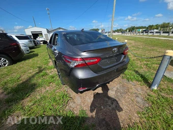 2019 Toyota Camry SE - miniatura 2