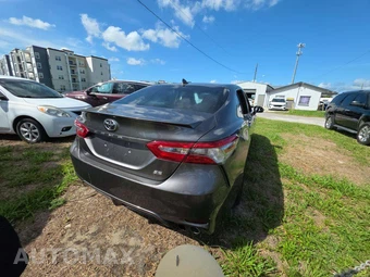 2019 Toyota Camry SE - miniatura 3