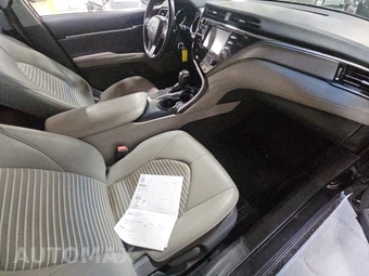 2019 Toyota Camry SE - miniatura 8