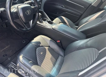 2019 Toyota Camry SE - miniatura 6