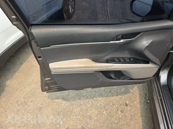 2019 Toyota Camry SE – miniatura 9