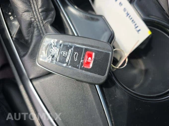 2019 Toyota Camry SE - miniatura 8