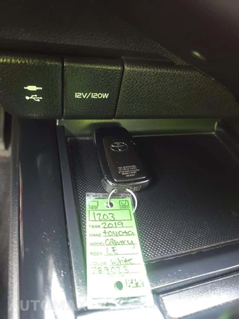2019 Toyota Camry SE - miniatura 8