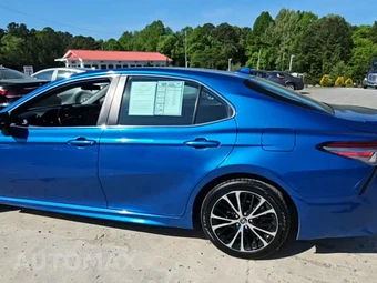 2019 Toyota Camry SE - miniatura 3