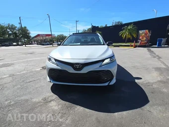 2019 Toyota Camry XLE - miniatura 2