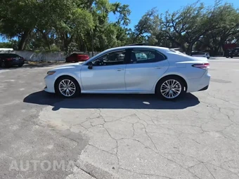 2019 Toyota Camry XLE - miniatura 3