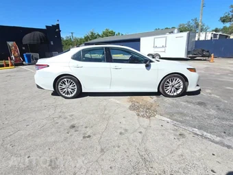 2019 Toyota Camry XLE - miniatura 5