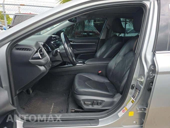 2019 Toyota Camry XLE - miniatura 3