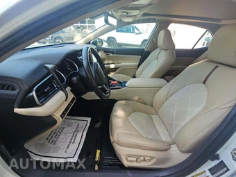 2019 Toyota Camry XLE - miniatura 3