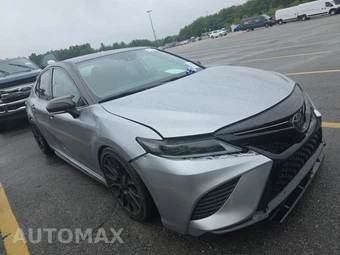 2019 Toyota Camry XSE - miniatura 3