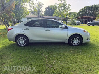 2019 Toyota Corolla LE Sedan - miniatura 3