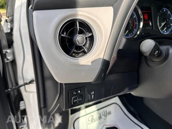 2019 Toyota Corolla LE Sedan - miniatura 9