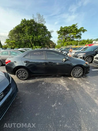 2019 Toyota Corolla LE Sedan - miniatura 3