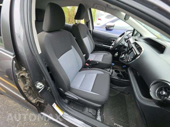 2019 Toyota Prius c L - miniatura 18