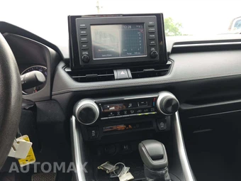 2019 Toyota RAV4 LE - miniatura 10
