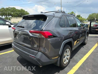 2019 Toyota RAV4 LE - miniatura 3