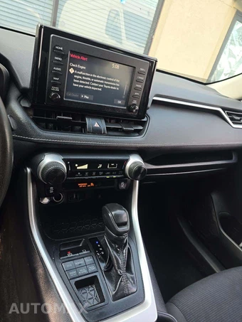 2019 Toyota RAV4 LE – miniatura 10