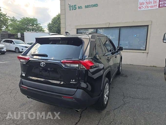 2019 Toyota RAV4 LE – miniatura 3