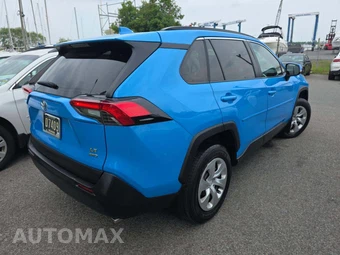 2019 Toyota RAV4 LE – miniatura 3