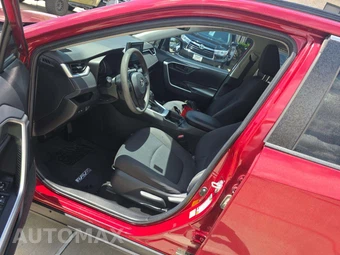 2019 Toyota RAV4 LE - miniatura 3
