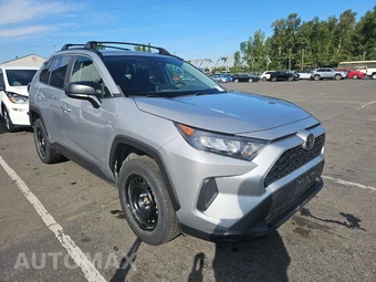 2019 Toyota RAV4 LE – miniatura 3