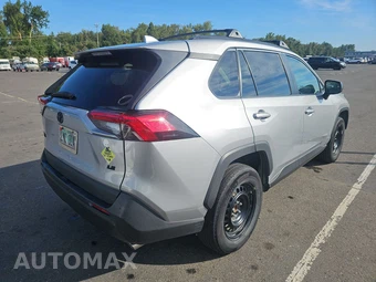 2019 Toyota RAV4 LE – miniatura 4