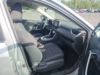 2019 Toyota RAV4 LE – miniatura 8
