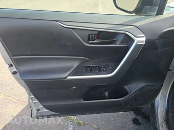 2019 Toyota RAV4 LE – miniatura 9